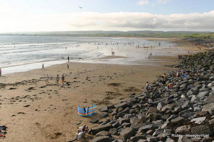 Multitud en la enorme playa del océano, Lahinch - Irlanda