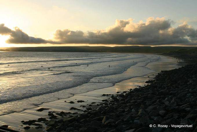 Cae la tarde sobre la localidad, Lahinch - Irlanda
