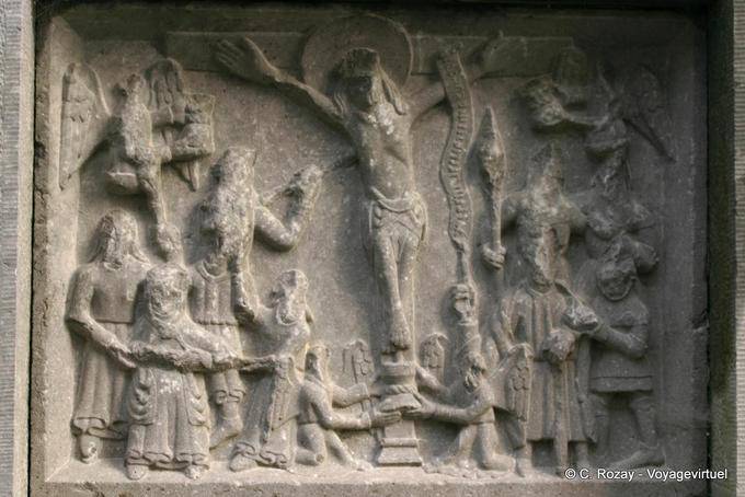 Crucifixión de Cristo, la escultura medieval, la Abadía de Ennis - Irlanda