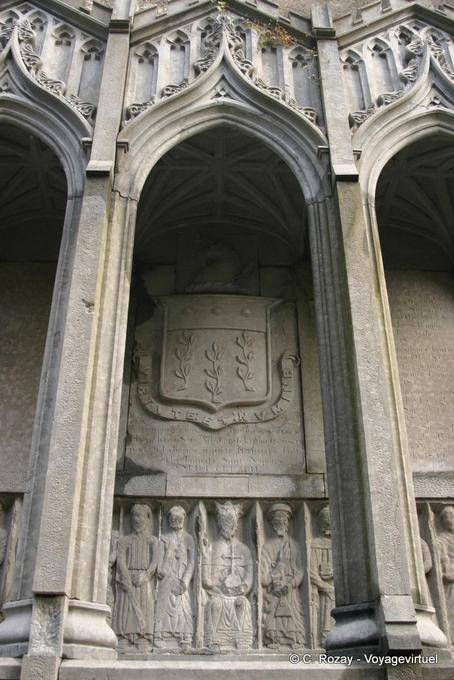 Escudo de armas y las estatuas de la tumba de Mac Mahon, la Abadía de Ennis - Irlanda