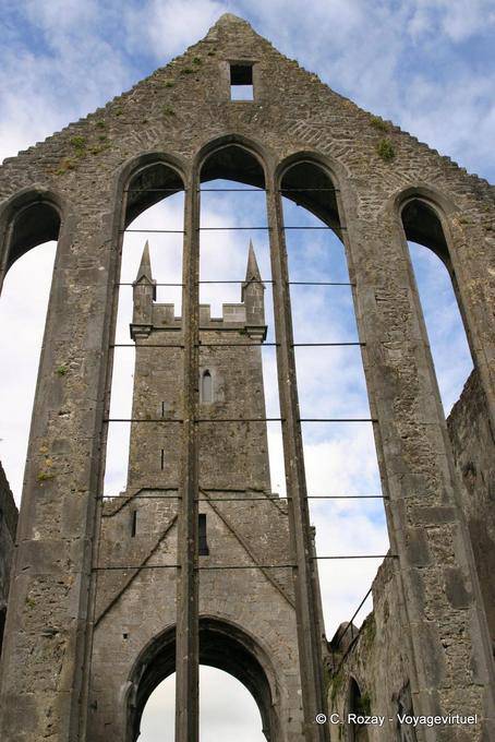 Ventana y el campanario situada a más de 50 metros de altura, la Abadía de Ennis - Irlanda
