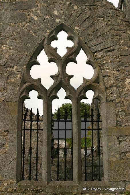 Ventana gótica del crucero, la Abadía de Ennis - Irlanda