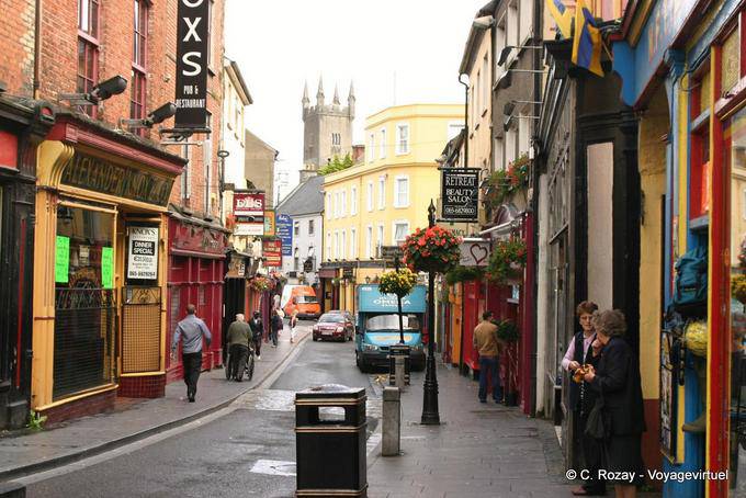 Caminar en Abbey Street, (Inis), Ennis - Irlanda