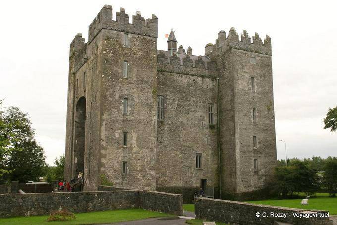Castillo normando y la arquitectura galesa reconstruido en 1425, el Castillo de Bunratty - Irlanda