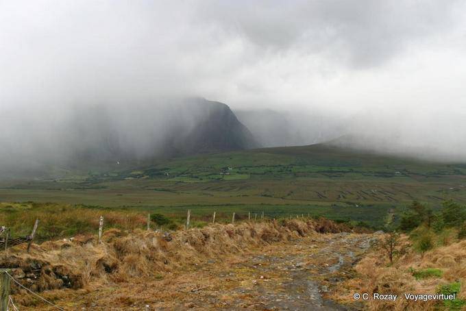 Camino de tierra y las nubes sobre la Conor Pass, Dingle - Irlanda