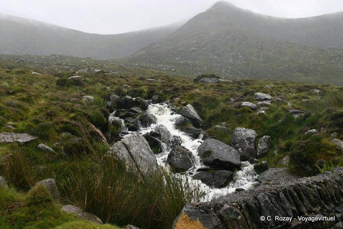 Torrent en las montañas de Conor Pass, Dingle - Irlanda