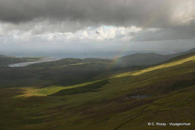 Las nubes y el cielo de arco iris sobre Cloghane de Conor Pass, Dingle - Irlanda