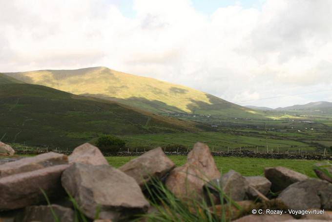 Sombra y luz en las montañas, península de Dingle - Irlanda
