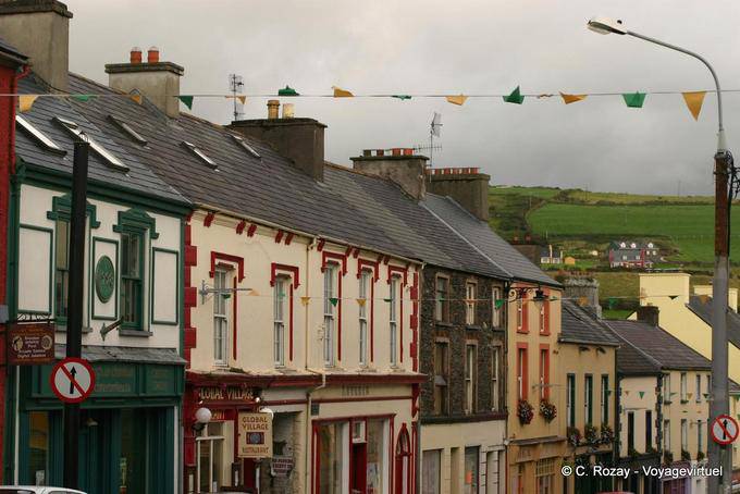 Casas alineados Main Street, Dingle - Irlanda