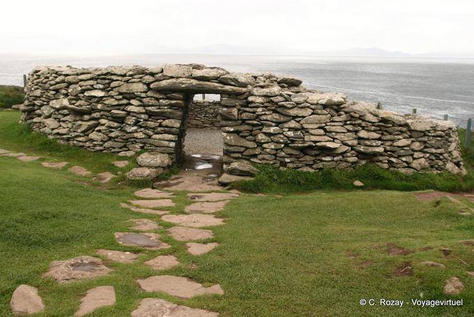 Los restos de una cabaña de piedra seca (Clochán), Fahan, Dingle - Irlanda