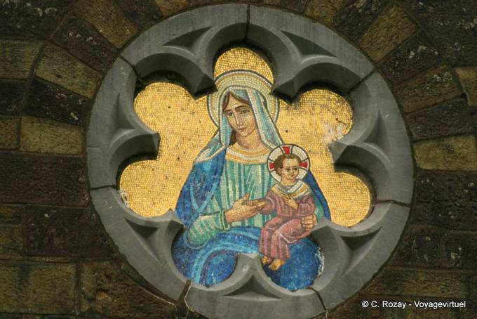 Virgen y el Niño en la iglesia de Ballyferriter, Dingle - Irlanda