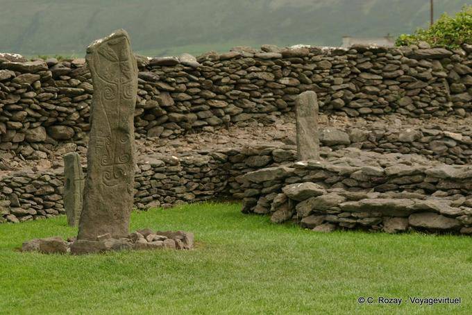 Menhires Ogham en el interior del Monasterio Riasc (Reask), Dingle - Irlanda