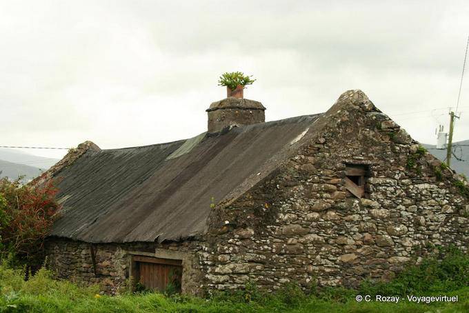 Cultura en la chimenea de una casa antigua, Dingle - Irlanda