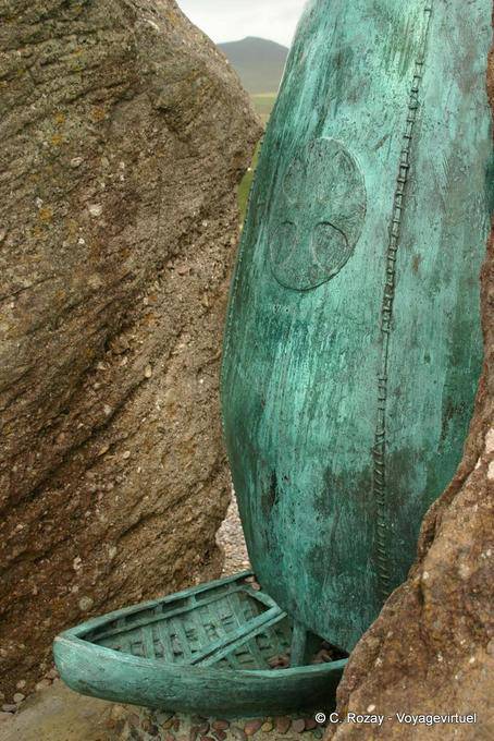 Close-up en el barco de la estatua conmemorativa de Brandon Creek, Dingle - Irlanda