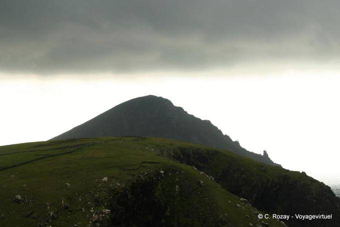 Nubes sobre Ballyroe, Illaungib Rock, Dingle - Irlanda