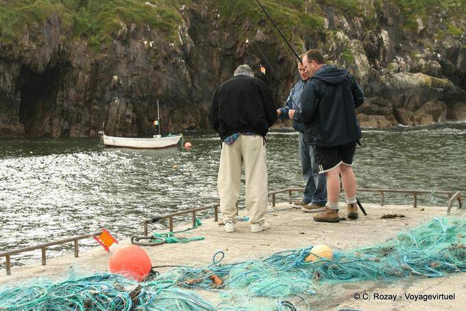 Pescadores en el muelle de Brandon Creek, Ballycurrane, Dingle - Irlanda