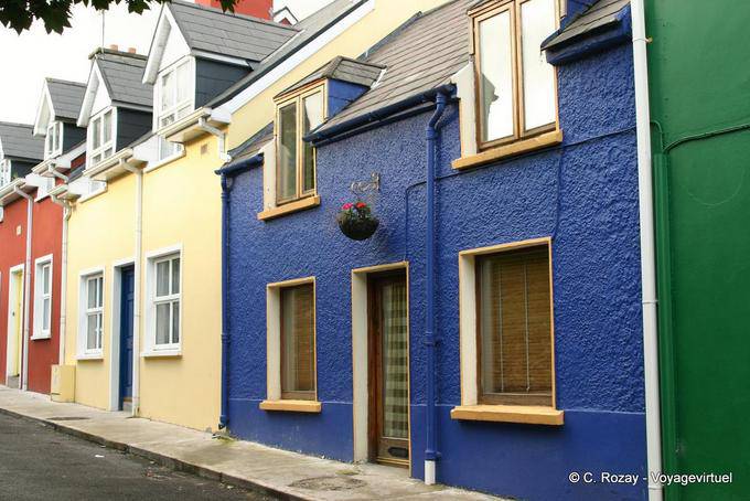 Casas de colores en una calle de Dingle - Irlanda