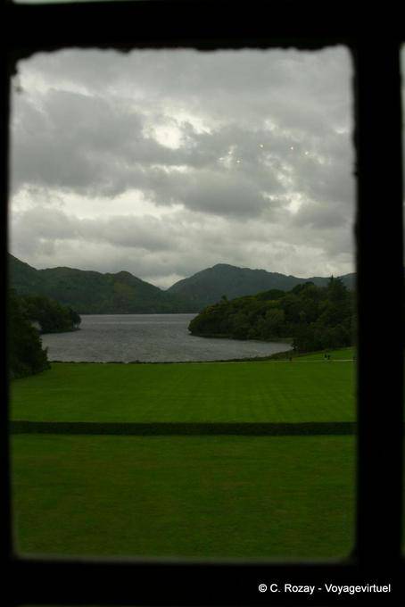 Vistas al lago oscuro de Muckross House, Killaney - Irlanda