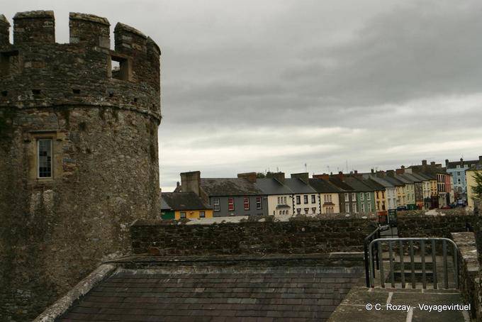 Torreón circular y casas adosadas de la ciudad, el Castillo de Cahir - Irlanda
