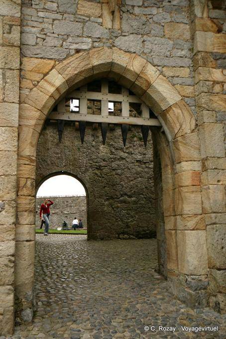 Puerta de la fortaleza, el castillo de Cahir - Irlanda