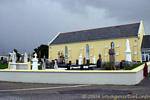 Capilla amarillo y el cementerio en el cielo negro, Donegal, Irlanda.