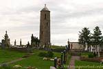 Bruckless el Cementerio Dunkineely y su torre redonda, Donegal, Irlanda.