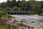 Puente de piedra sobre el río Palmerstown, Killala Mayo, Irlanda.