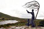 Estatua en las orillas del río Ovenduff, Bangor Erris Ciénaga, Mayo Bangor, Irlanda.