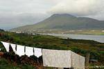 Ropa de cama y panorama hacia Península Corraun, Achill Road, Mulranny, Irlanda.