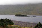Shore y la isla en el Doo Lough, Condado de Mayo, Irlanda.