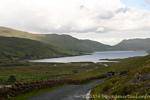 Lough y estrecha carretera, Connemara, Irlanda.