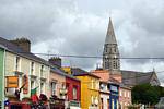 Iglesia de San José y el color local, Clifden Connemara, Irlanda.