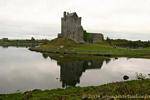 Dunguaire Castillo construido en 1520 en la bahía de Galway, Irlanda.