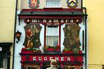 Fachada en Eugene McNamara, Ennistymon, Clare, Irlanda.