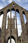 Ventana y el campanario situada a más de 50 metros de altura, la Abadía de Ennis, Irlanda.