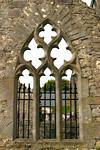 Ventana gótica del crucero, la Abadía de Ennis, Irlanda.