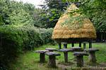 Haystack en zancos, Bunratty Folk Park, Irlanda.