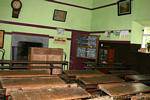 Salón de fuera reconstituida de la escuela de clase, Bunratty Folk Park, Irlanda.