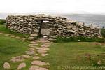 Los restos de una cabaña de piedra seca (Clochán), Fahan, Dingle, Irlanda.