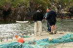 Pescadores en el muelle de Brandon Creek, Ballycurrane, Dingle, Irlanda.