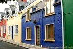 Casas de colores en una calle de Dingle, Irlanda.