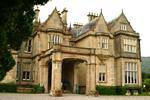 Entrada a la Casa Muckross, el Parque Nacional de Killarney, Irlanda.