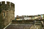Torreón circular y casas adosadas de la ciudad, el Castillo de Cahir, Irlanda.