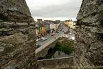 Panorama del río Suir y la ciudad desde el castillo de Cahir, Irlanda.