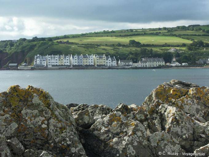Cushendun vista desde el otro lado de la bahía, Antrim - Irlanda del Norte