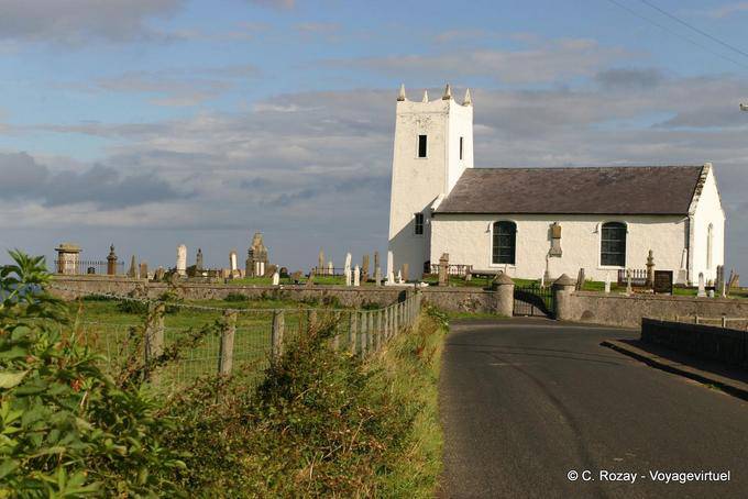 Campanario de la iglesia de divertido a Ballinton Harbour, costa de Antrim - Irlanda del Norte