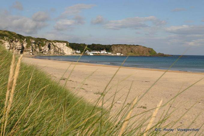 Puerto Braddan visto desde la playa, White Park Bay - Irlanda del Norte