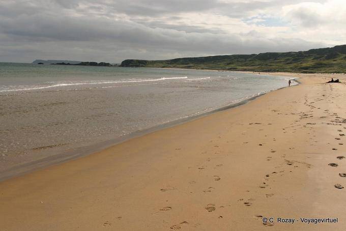 Solitario caminante en la playa, White Park Bay - Irlanda del Norte