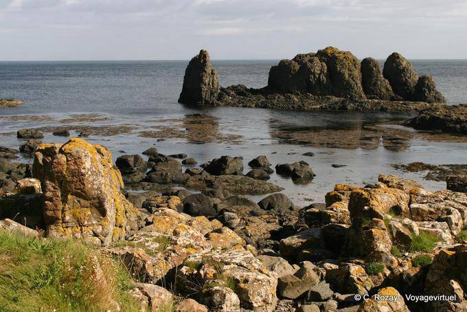 Rocas en la marea baja, White Park Bay - Irlanda del Norte