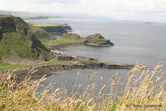 Vista desde los acantilados al sur, Calzada de los Gigantes - Irlanda del Norte